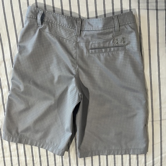 Youth UNDER ARMOUR golf shorts size 14 - Picture 2 of 5